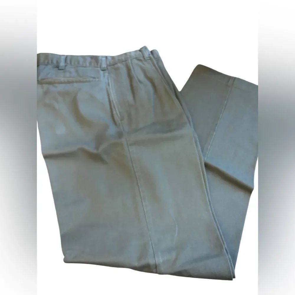 Dickers by Levi’s size 33 x 32 pleated chino pants with cuffs great condition